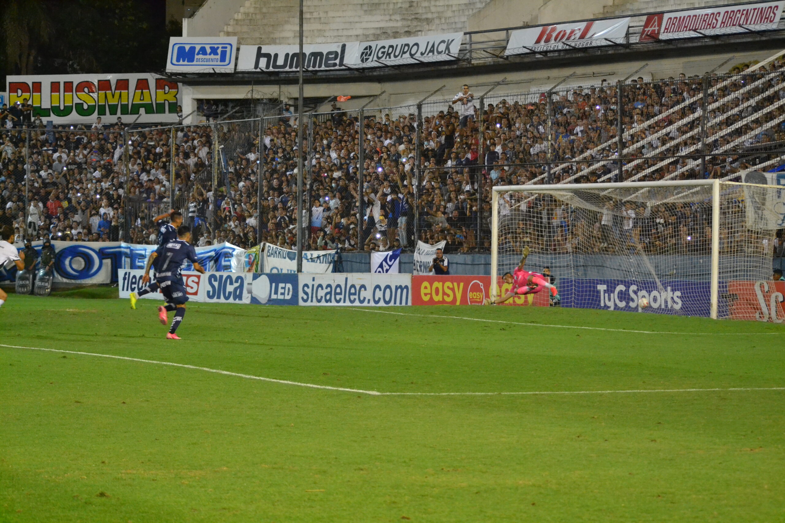 El penal de Federico Anselmo ante Ferro, otra vista