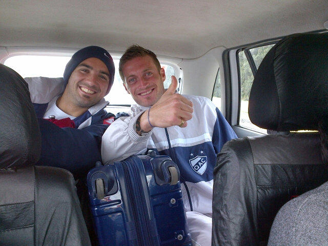 Martín Cauteruccio y Juan Manuel Cobo camino al estadio de Rafaela