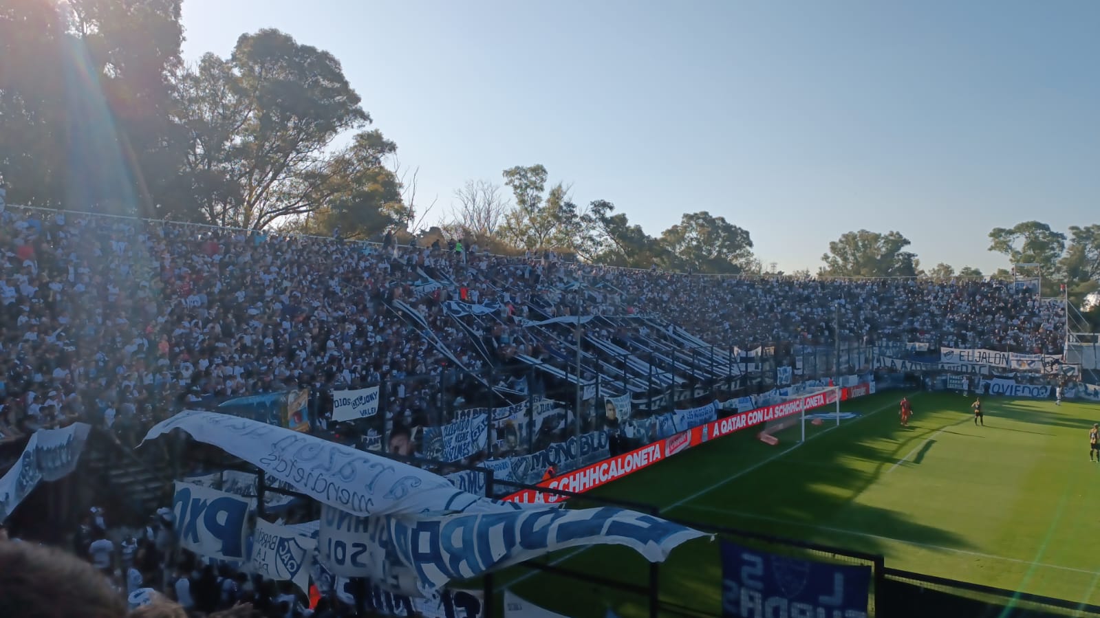 La hinchada de Quilmes en El Bosque ante Deportivo Madryn