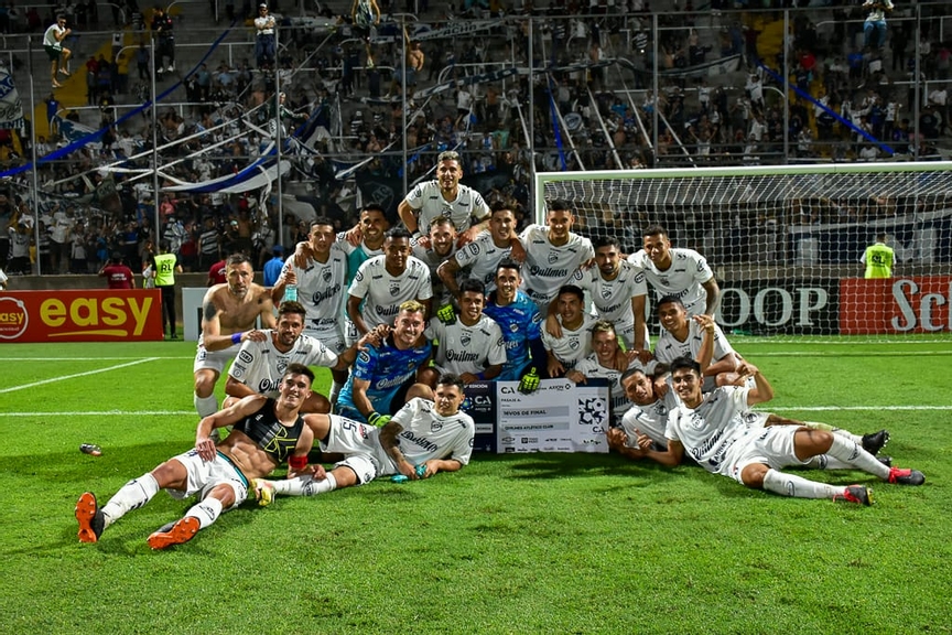 Plantel de Quilmes tras vencer a San Martín de Tucumán por Copa Argentina