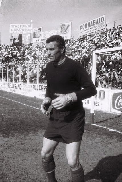 Amadeo Carrizo en el arco de la calle Solís