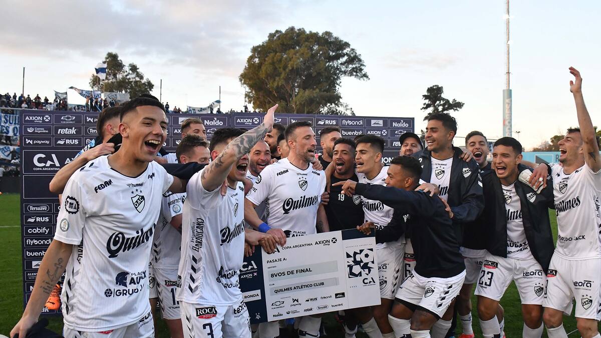 El plantel celebra el triunfo ante Rosario Central por Copa Argentina