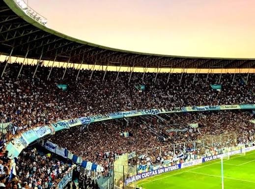 La hinchada de Quilmes en el Cilindro durante la final