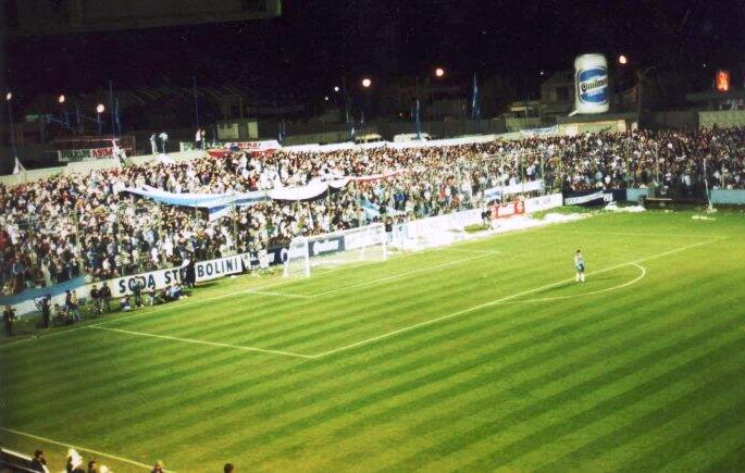 La hinchada de Quilmes en el Estadio Centenario