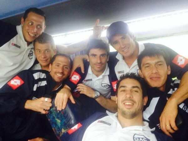 El plantel de Quilmes en el micro después de vencer a Olimpo