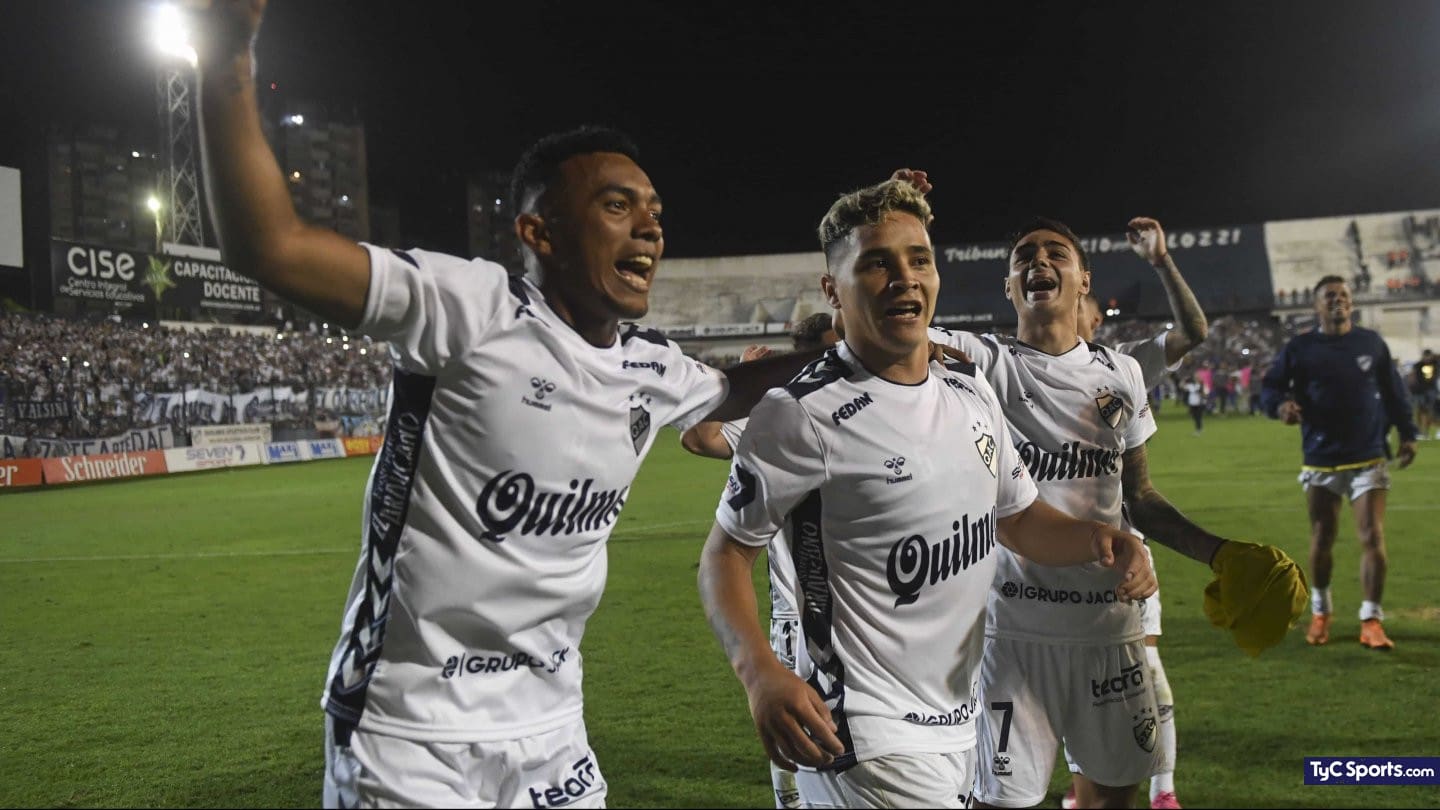 Camilo Machado y Brandon Obregón celebran ante Deportivo Morón