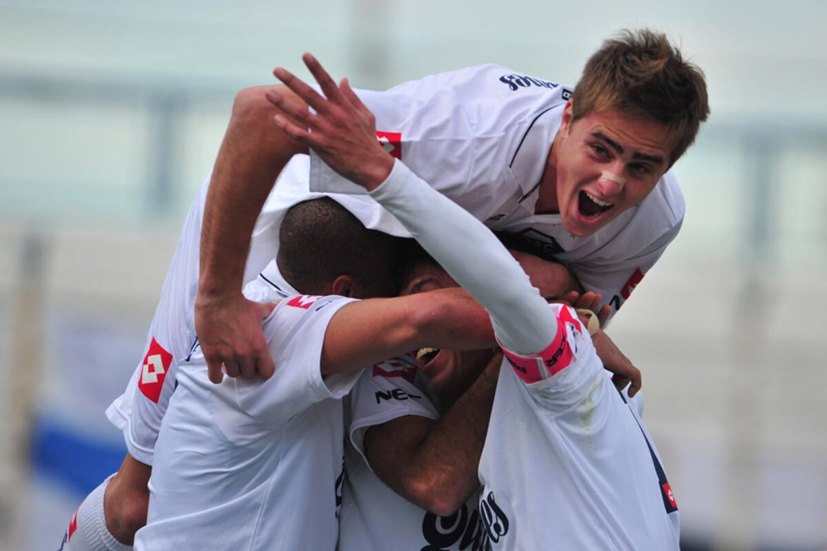 Los jugadores festejan el ascenso a Primera