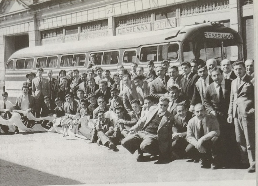 Hinchas y jugadores en Santa Fe